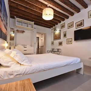 Lively Castello Comfort Private Bath & Privacy Gasthof